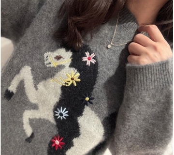 小馬刺繡浣熊毛衣